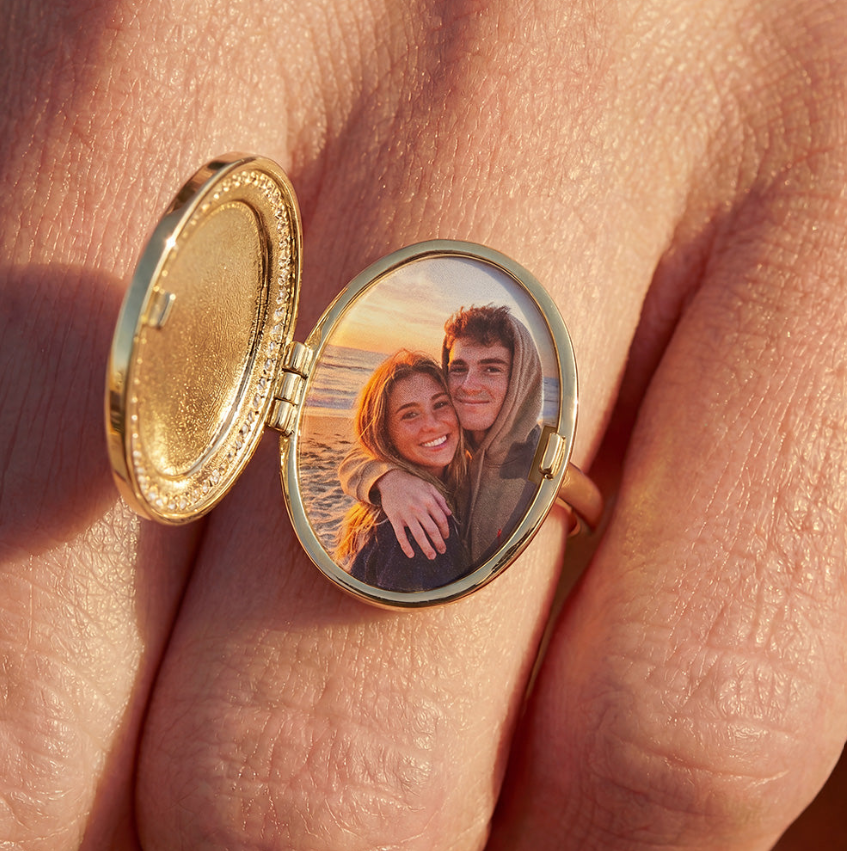 Circular engraved photo couple ring