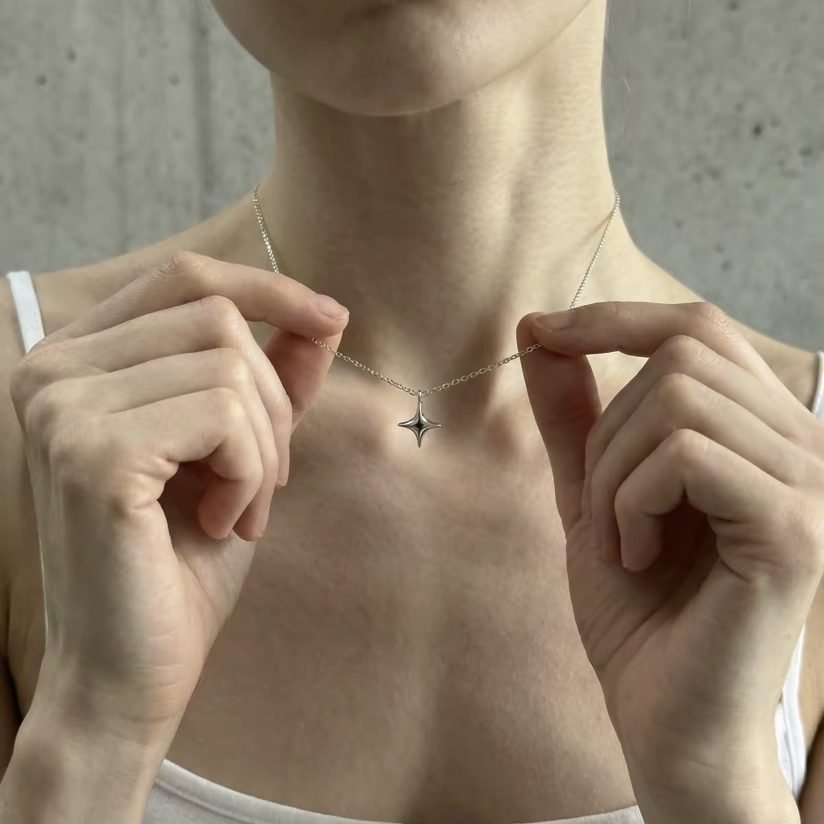 Minimalist Niche Light Luxury Cool-Tone Starburst Collarbone Necklace